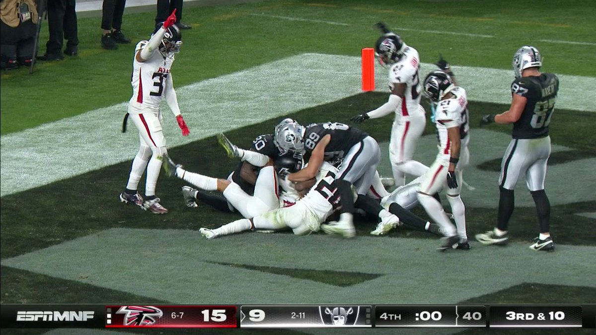 THE FALCONS HOLD OFF THE RAIDERS WITH THE GAME-SEALING INT IN THE END ZONE 😱