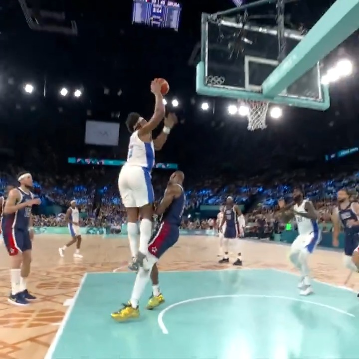 Le dunk de l'année 🧸💥👑 Comment ne pas revoir en boucle ce poster de Guerschon Yabusele le jour de ses 29 ans ? 🎂 #TeamFranceBasket | #PassionnémentBleu