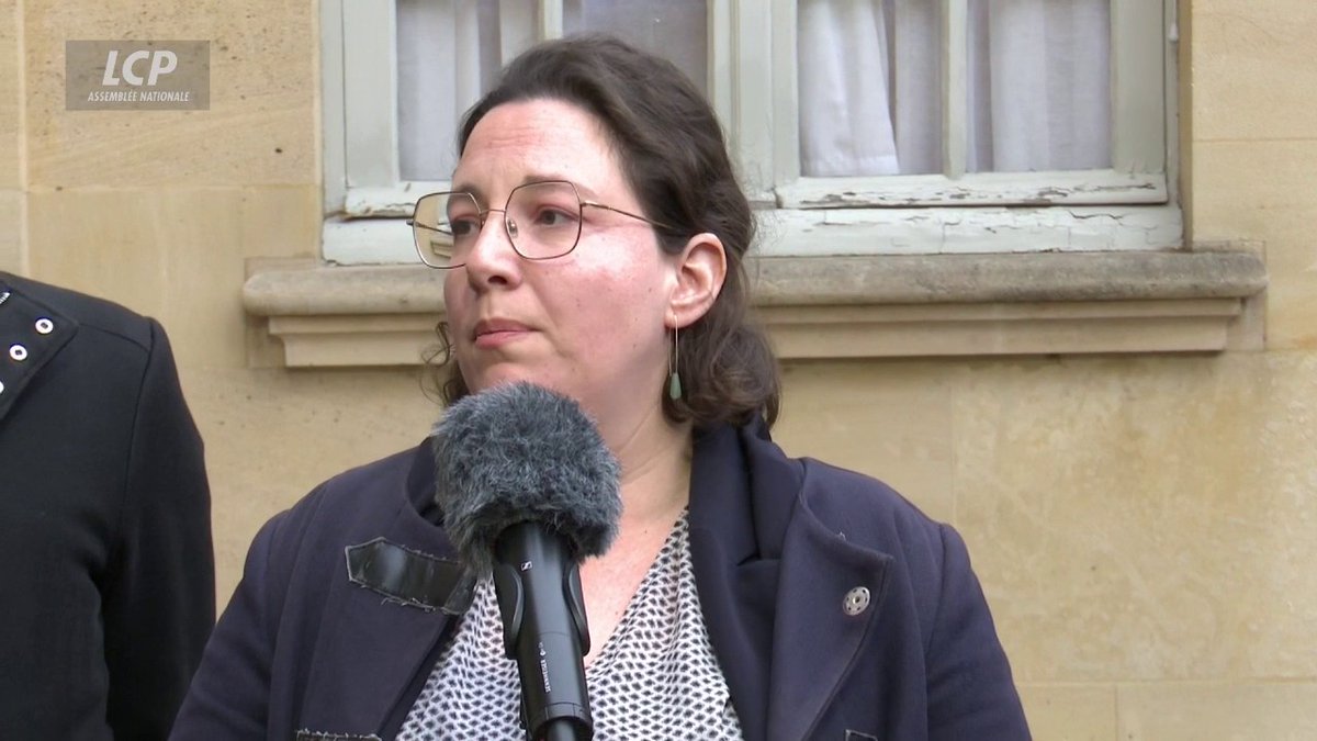 Consultations à Matignon : François François Bayrou "n'a donné aucun élément sur la direction politique qu'il envisage de prendre. Il pave sa propre censure", réagit Cyrielle Chatelain. "Les seules indications qu'il donne font présager de la reconduction de la politique de Michel Barnier."