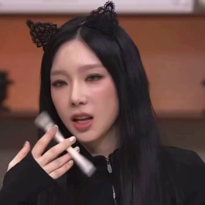 -Star Percaya gak sih kalo idol lagi spinning pen gini cakepnya nambah ribuan kali? Siapa lagi idol yg hobby spinning pen gini?