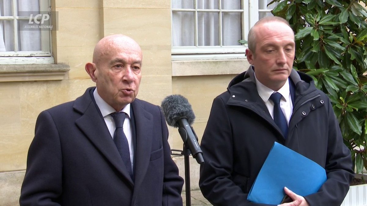 Consultations à Matignon : "La stabilité institutionnelle du pays, de la Vème République, est mise en cause de plus en plus par un certain nombre de groupes d'opposition", déplore Claude Malhuret. "On ne jouera pas à ce jeu dangereux."
