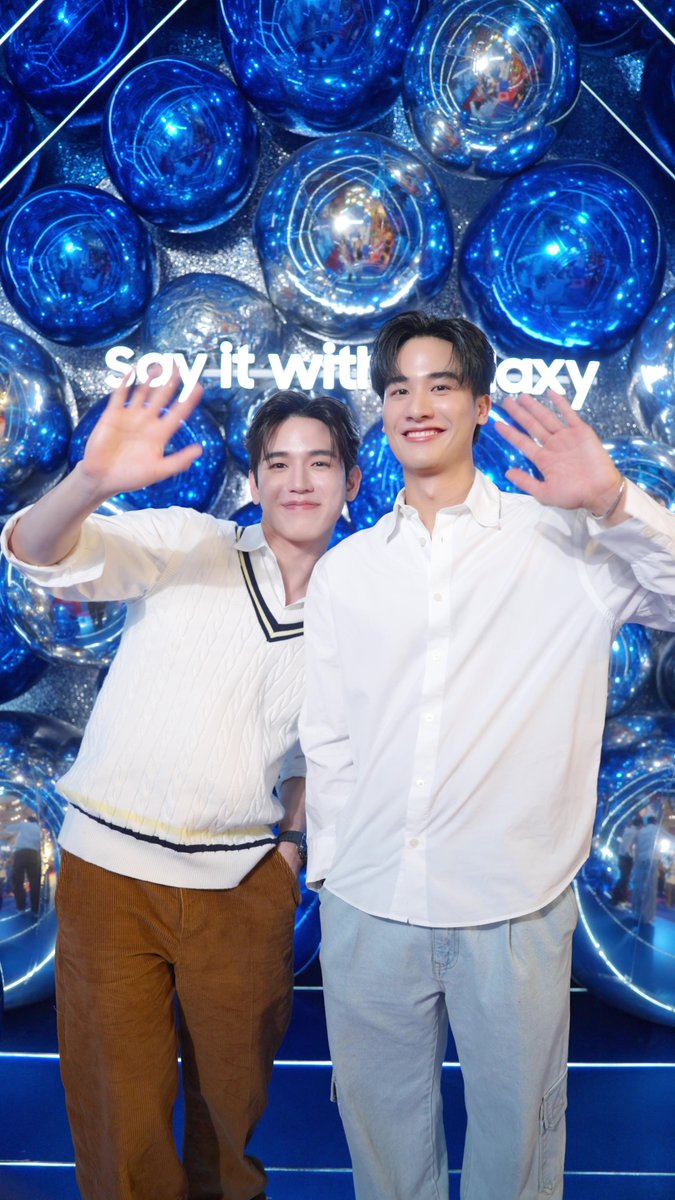 ฮัลโหลทุกคนนน มีใครคิดถึงเตกับนิวไหม? เจอกันวันคริสต์มาส ในงาน #SayItWithGalaxy นะครับ บอกเลยว่า Samsung มีของขวัญมาแจก Galaxy Users ด้วยนะ รอเจอน้าาา มาเจอกันนะคับ ที่ centralwOrld ชั้น 1 บริเวณ central cOurt (ลานลิฟท์แก้ว) #SayItWithGalaxyXTayNew #Samsung #TeamGalaxy