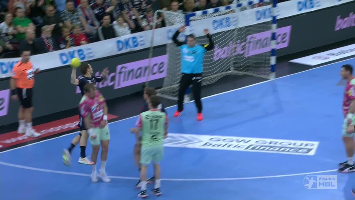 Este gesto técnico de Emil Jakobsen es tremendo. Sucedia ayer lunes durante el partido donde el Flensburg se impuso al F.Berlín. Qué maravilla de definición ⬇️