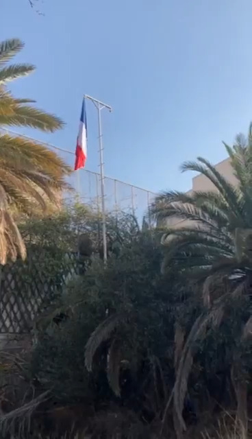 Ce matin à Damas, en #Syrie, la France a hissé ses couleurs sur notre emprise diplomatique, une première depuis 2012. La France se tient aux côtés des Syriens dans cette période de transition.