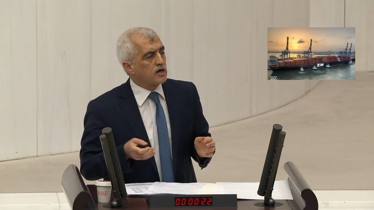 "Filistin... Filistin..." diyorlar, İsrail'le ticarete devam ediyorlar. "Başörtüsü... Başörtüsü..." diyerek geldiler, kadınlara çıplak arama yaptılar.
