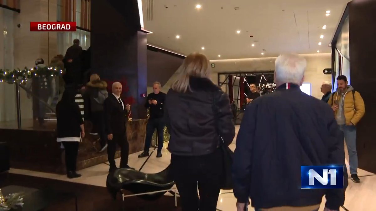 U hotelu Hilton održava se novogodišnji koktel kompanije Rio Tinto, a predstavnici udruženja "Ne damo Jadar", deo studenta i građani došli su u hotel kako bi im poručili da, kako su rekli "neće kopati".