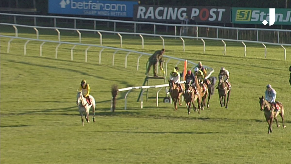 This race was just 🤯 Rooster Booster opened up a HUGE lead i the Ladbrokes Christmas Hurdle, could Harchibald catch him? 👀