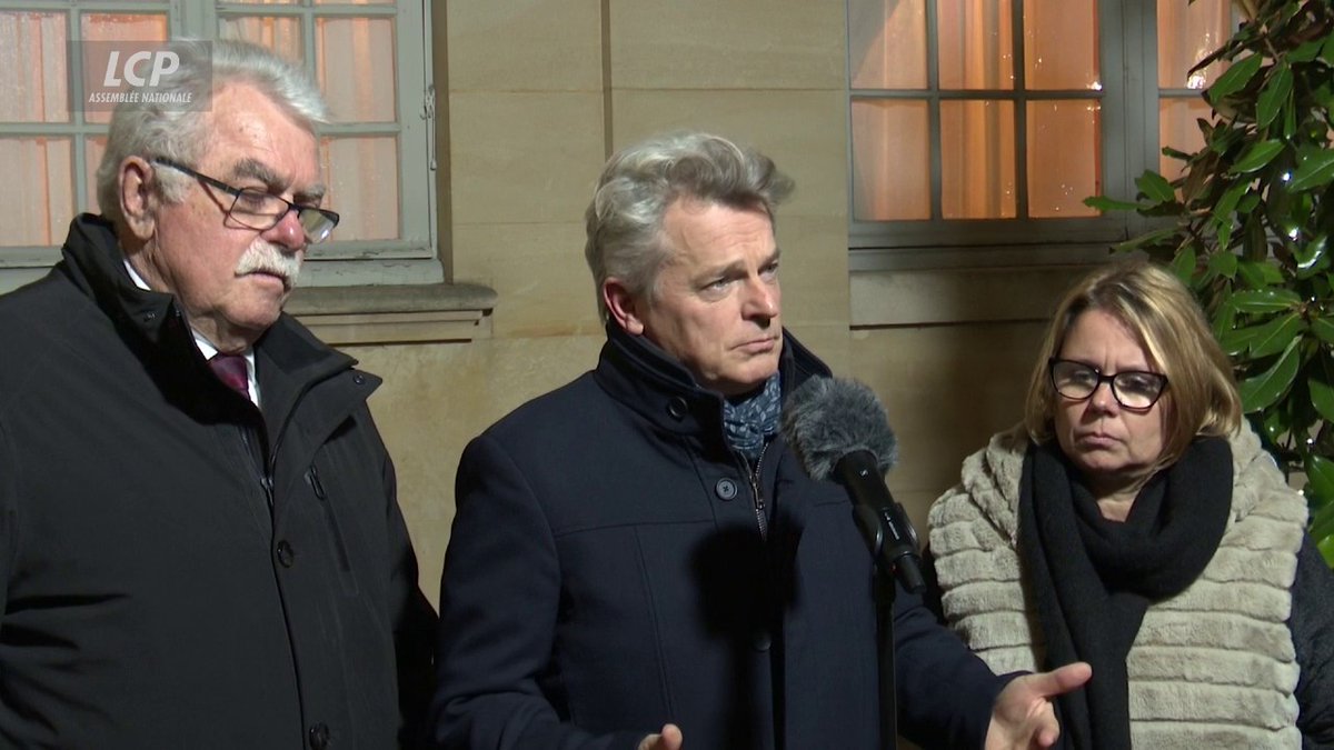 "Nous avons eu une discussion franche", indique Fabien Roussel à l'issue de l'entretien entre François François Bayrou et les responsables communistes. "Nous constatons que nous sommes aujourd'hui face à des choix qui nous placent dans l'opposition, mais nous nous battrons".