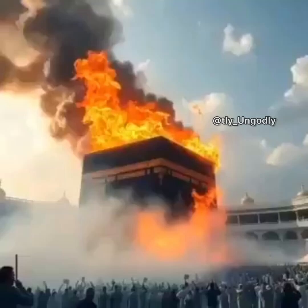 Kabe yıkılırsa, Suudi Arabistan ekonomisi paramparça olur.. Milyonlarca insan sadece bir taşa tapmak için uçaklara, otellere ve hizmetlere milyarlarca dolar harcıyor.. Tüm dini turizm endüstrisi bu ritüel üzerine kuruludur ve Kabe olmadan çöker.. Gerçek şu ki, bu inançla ilgili değil; hurafelerle desteklenen milyarlarca dolarlık bir iş.. Kabe yıkılırsa tüm sistem çöker.. Bu bir inanç kaybı değil.. Bir kâr kaybı.!