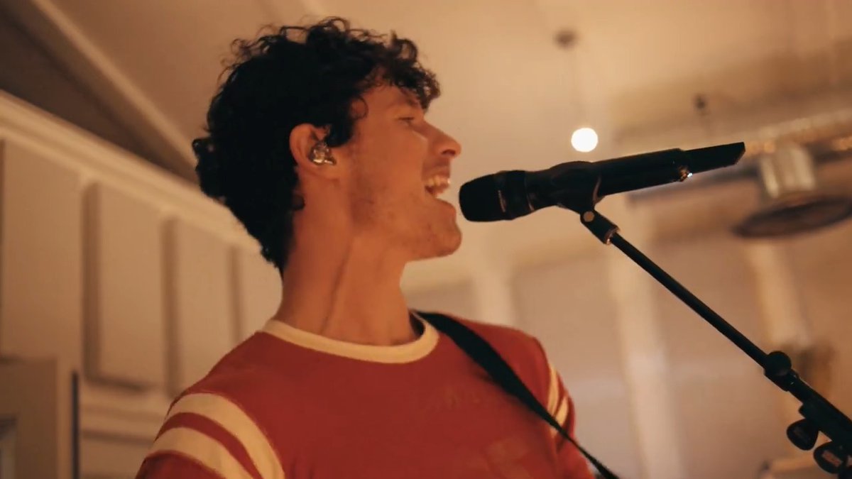 just a lil more why why why serotonin for you before we end the year ✨ The Clubhouse Sessions of Why Why Why, Who I Am and The Mountain are on youtube now x