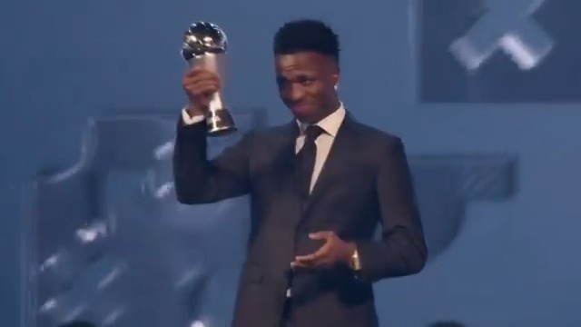 Momento em que Vini Jr é eleito pela FIFA o melhor jogador do mundo. 🎥 FIFA