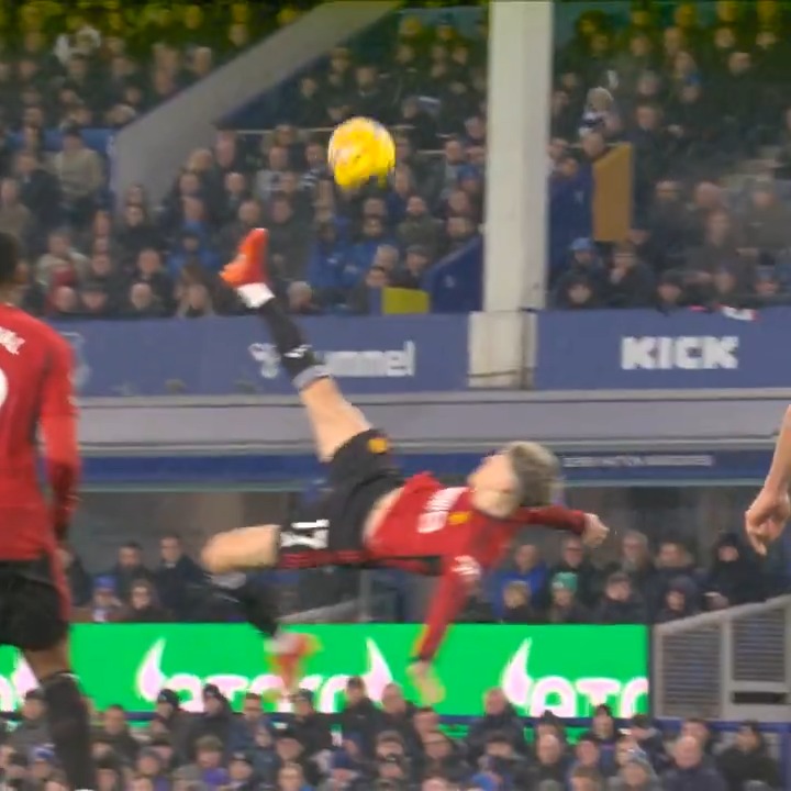 A goal worthy of the FIFA Puskas Award. 🤸♂️💥 @agarnacho7 | 🎥 Premier League