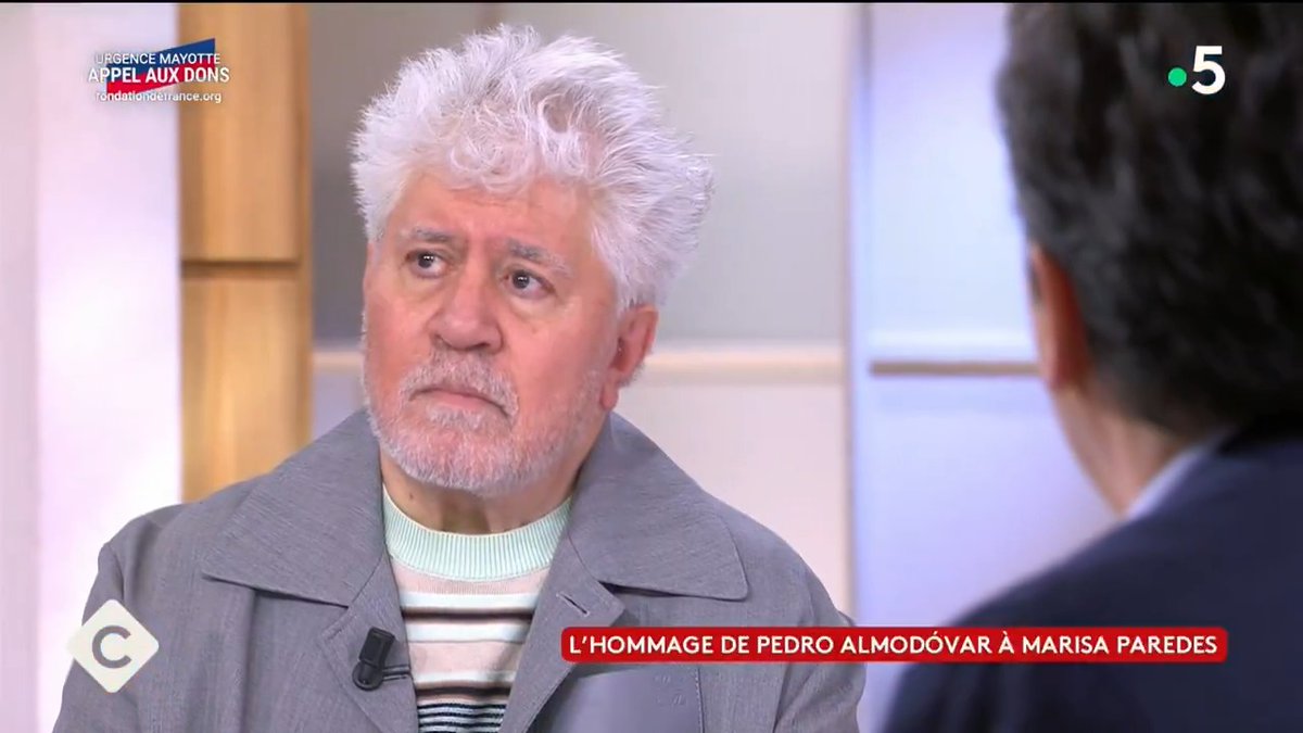 ⚫ "C’est une journée très triste. C’est un peu comme un mauvais rêve, je suis dans une sorte de cauchemar. Pour moi, Marisa Paredes est éternelle. Hier même, elle m'a envoyé un message." L’hommage de Pedro Almodóvar à Marisa Paredes dans #CàVous ✨