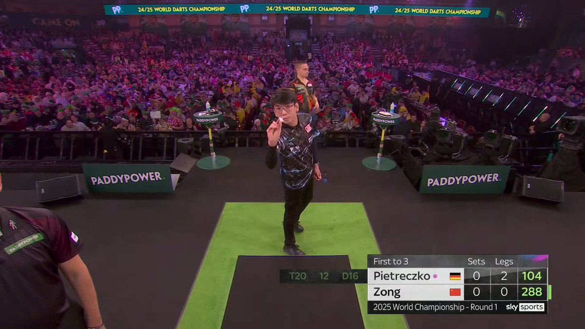 PIETRECZKO RACES INTO LEAD! Ricardo Pietreczko wins the first set 3-0, as Xiaochen Zong missed chances at doubles to take the opening two legs. 📺 #WCDarts | R1