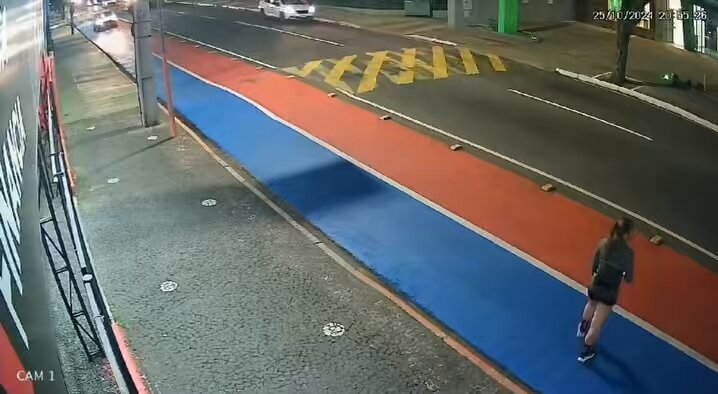 🚨VEJA: Mulher é atropelada em cima de ciclovia em Ponta Grossa, no Paraná.