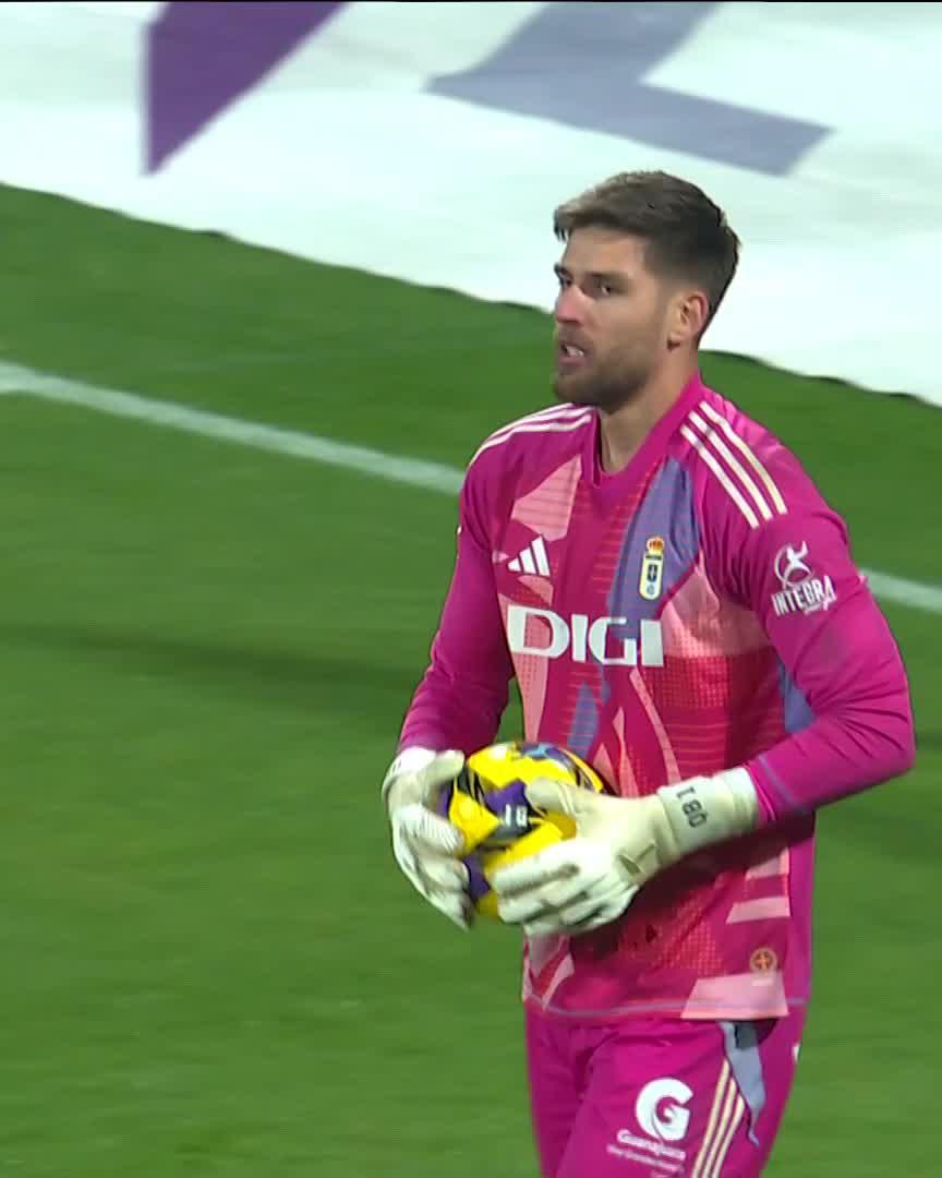 🤯 Keidi Bare, ¡pero qué hiciste! 🧤 Braat, que hoy jugó sus primeros minutos de la temporada en LALIGA HYPERMOTION, la lio en el primer gol del Zaragoza y luego hizo este penalti... que acabó parando #RealZaragozaRealOviedo