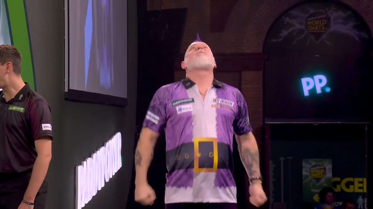 WRIGHT KO'S PLAISIER! 🥊 Peter Wright lands a huge 82 checkout to get over the line against Wesley Plaisier. A massive win for the two-time World Champion in his bid to stay up in the rankings! 📺 #WCDarts | R1
