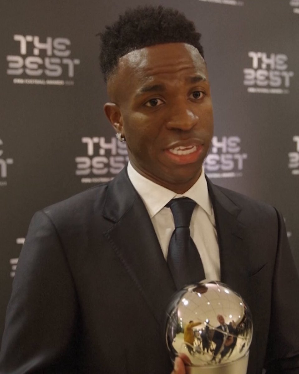 “He salido de un lugar muy pobre desde Brasil, y poder llegar hasta aquí es algo que era improbable, pero no imposible. Estoy aquí hoy para todos los niños que sueñan con cosas grandes” Las palabras de THE BEST, Vinicius Junior. ⚽✨