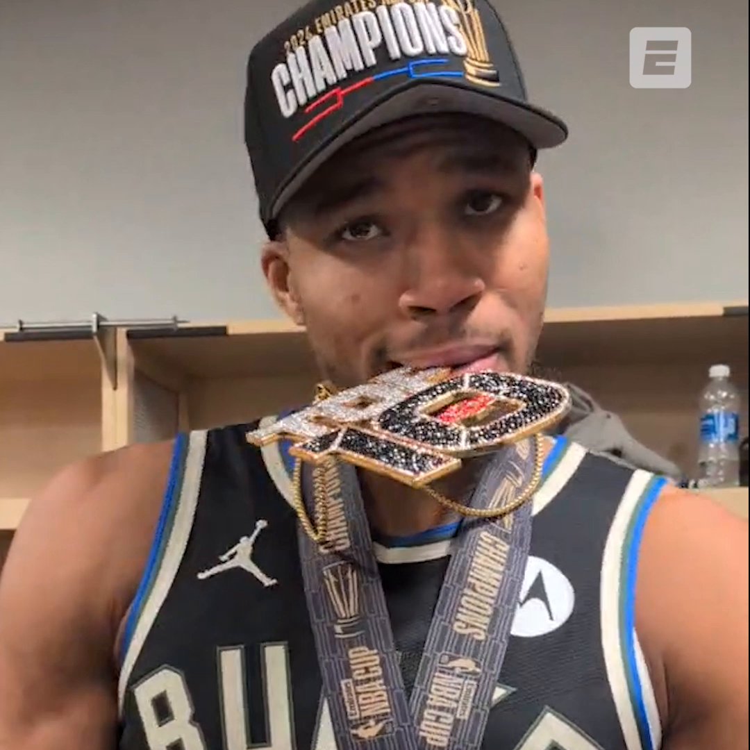"I'm about to drop some bars!" 🔥 - Giannis rocking the #SCTop10 chain 🥶