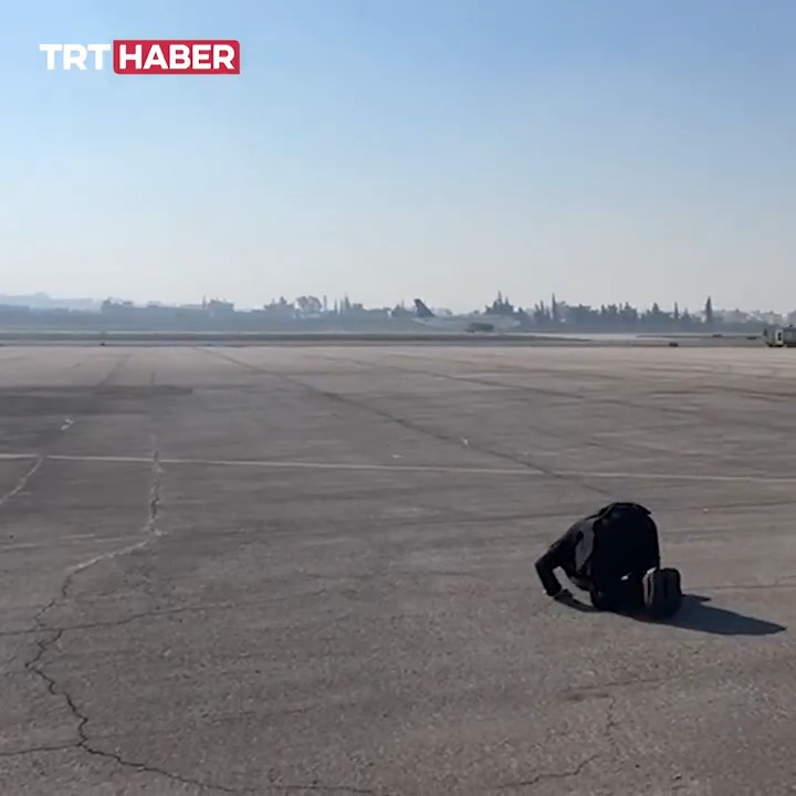 Halep Havalimanı Müdürü'nden şükür secdesi... Özgür Suriye'de gerçekleşen tarihi Şam-Halep uçuşundan görüntüler TRT Haber'de...