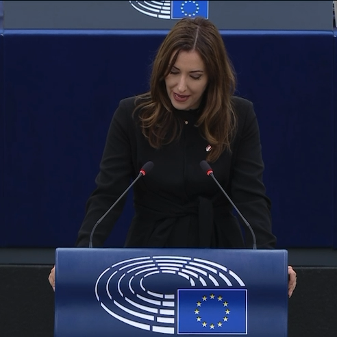 Wenn die Europäische Union vom Kampf gegen Fake-News und Desinformation spricht, dann sollten bei allen Demokraten, bei allen wirklichen Kämpfern für Meinungsfreiheit alle Alarmglocken schrillen! ➡️ Denn es ist die EU, die applaudiert, wenn in einem Land unter dem Vorwand der Desinformation wegen TikTok-Beiträgen handstreichartig eine ganze Wahl annulliert wird und ein Land in eine Staatskrise gestürzt wird. In Wahrheit wird der Kampf gegen Desinformation mitunter dazu missbraucht, um Wahlen aufzuheben, wenn diese nicht das gewünschte Ergebnis bringen!