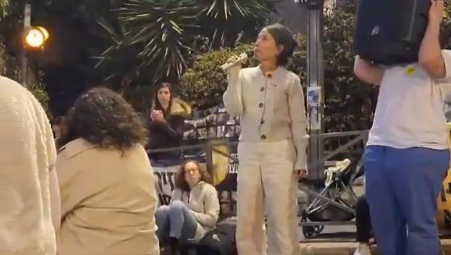 רייצ'ל גולדברג פולין אמו של הירש שנרצח בשבי, אמרה במחאה של תנועת משמרת "101" מול בית רה"מ: "אני מקווה שהגברים שעושים את ההחלטות יוודאו שהאימהות שכאן לא יהפכו להיות כמוני. זה מאוחר מדי להירש, אבל זה לא מאוחר לילדים של האמהות שכאן" vered pelman צילום: דורון אדר, משמרת 101