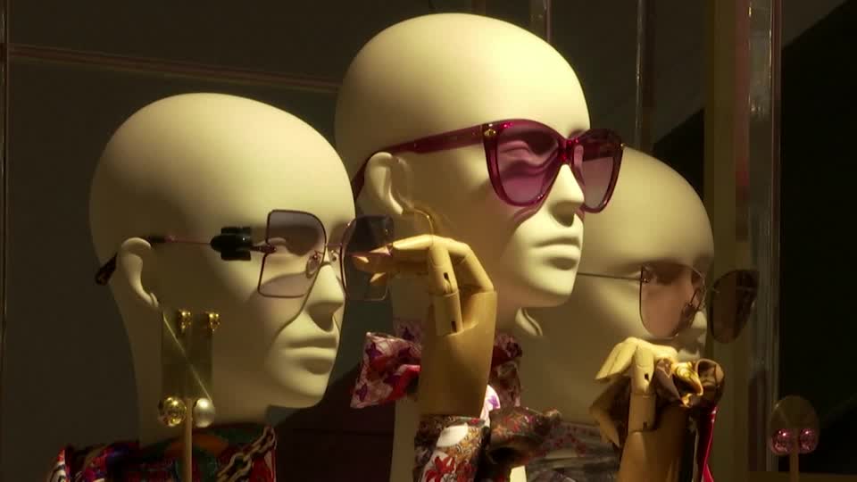 As bitcoin soars, high-end fashion brands and retailers are considering offering cryptocurrencies as a means of payment. Until recently, only a handful of luxury brands including LVMH, Gucci and Balenciaga have experimented with crypto payment offers