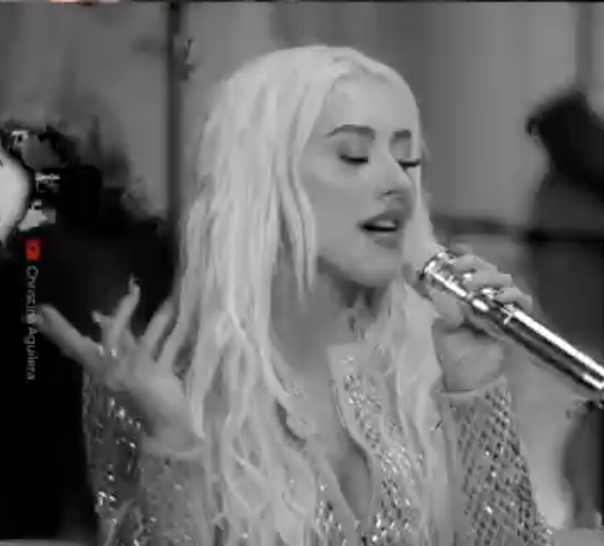Recrear este temazo 25 años después y seguir igual de diosa con el mismo vozarrón, solo #ChristinaAguilera 💅✨ Esta reina esta de cumpleee 🥳 ¡Feliz cumpleaños, #Xtina! ❤️