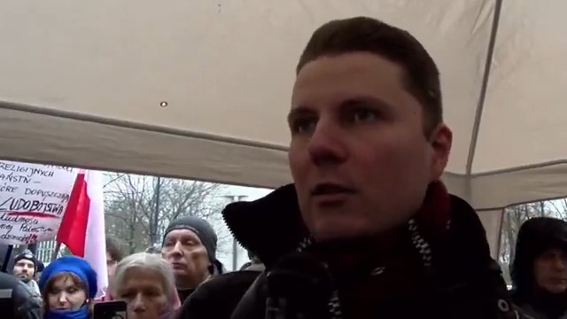 À propos pytania, KTO JEST ŻYDEM wśród posłów na Sejm RP pragnę przypomnieć, że ja to pytanie zadałem publicznie już w ubiegłym roku, gdy tylko poseł Grzegorz Braun stał się ofiarą nagonki polit-poprawnego polowania na antysemitów. Podkreślam zatem raz jeszcze, że jako Polak, wyborca i obywatel III RP chcę wiedzieć w imieniu którego z posłów odprawiany jest w Sejmie rytuał Chanuki? Który z rzekomo naszych reprezentantów jest żydem z Chabad Lubawicz? I wyraźnie podkreślam, że nie pytam, kto ich tam zaprasza, tylko dla kogo jest to odprawiane? Choinka i krzyż są w Sejmie dla licznej społeczności chrześcijan, których Polacy wybrali na swoich przedstawicieli. Z pewnością w polskim parlamencie są też ateiści i prawosławni, dla których nie ma jednak specjalnego obrzędu. Ilu więc jest tam żydów, by dla nich zapraszać rabinów z całym chanukowym rytuałem? Adekwatnie zapytałbym o to, kto wyznaje islam, gdybyśmy zobaczyli w Sejmie RP jakieś rytuały np. Kurban Bajram. Ale wiecie co? TYLKO żydzi dostąpili takiego zaszczytu. W której ławie sejmowej zatem oni siedzą? Chcę ich poznać! #Chanukah #świętoChanuki #KtoJestŻydem #gaśnica #Braun #Korona #PolskaWmoimSercu #MuremZaBraunem #Korczarowski