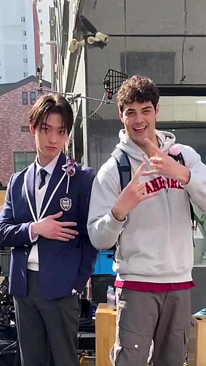 Simplesmente Min Ho e Peter Kavinsky juntos. É isso.