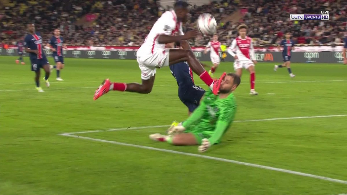 This was not even a yellow card 😳 Gianluigi Donnarumma fortunately able to walk off the field, though needed 10 staples to stem the bleeding after being subbed out 🚑