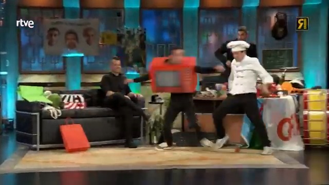 🍳 Parecía un teatrillo sin más hasta que ves cómo cae contra el bombo, que casi se parte en dos el chaval. Tienen que venir más veces estos dos, vaya pelea niño. #LaRevuelta Dabizdiverxo
