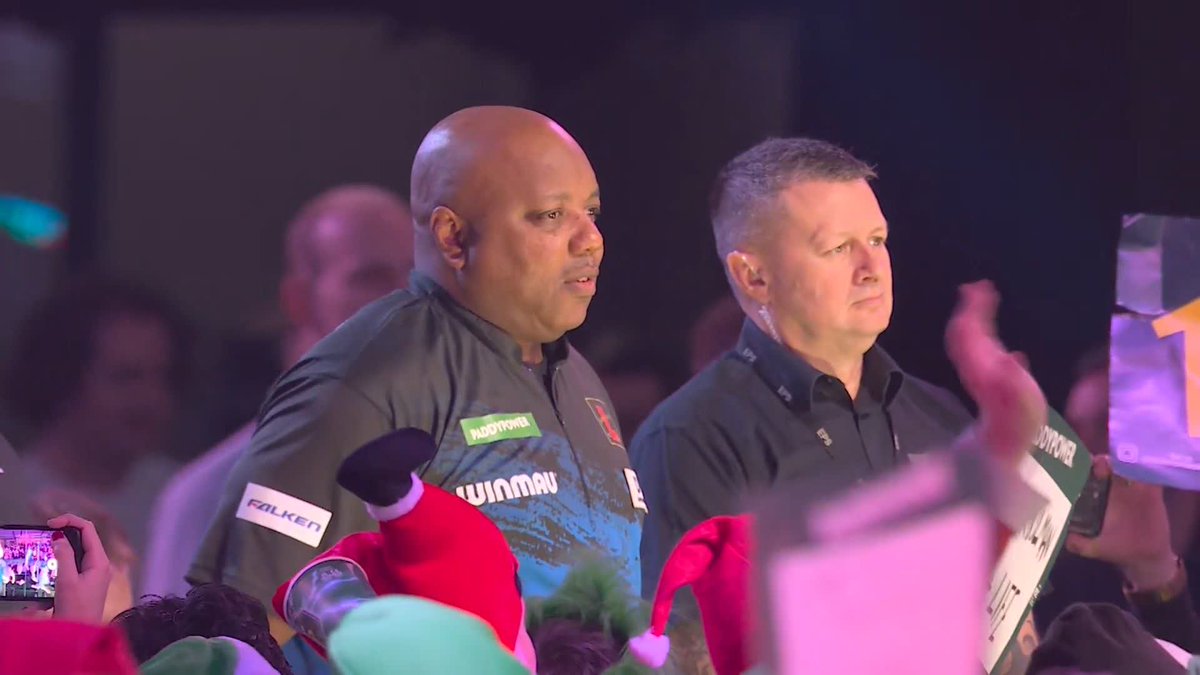 Is there a better entertainer in darts than Leonard Gates? 🕺 Too smooth from the American as he enters the stage for the second time this year 🪩