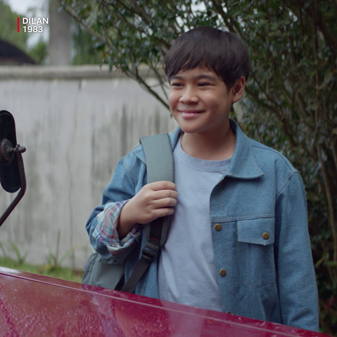 Sebelum Dilan jadi ketua geng motor dengan rizz yang membuncah, kita flashback dulu ke tahun 1983. Ikuti kisah cinta monyet Dilan kecil sama Mei Lien di Dilan 1983, udah masuk Netflix!