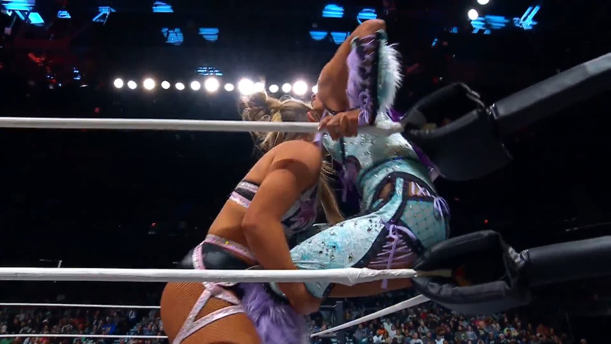 BRUTAL backbreaker from the TBS Champion! Watch #AEWDynamite LIVE on TBS! Último Moné | @AnnaJay___