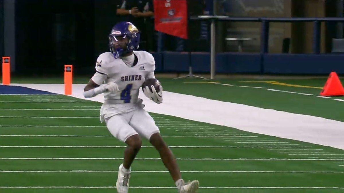No way Shiner's Quincy Jones hit him with the HEE-HEEEEE 😪 😪 😪 14-14 in the 2Q. #UILState #txhsfb #Shiner
