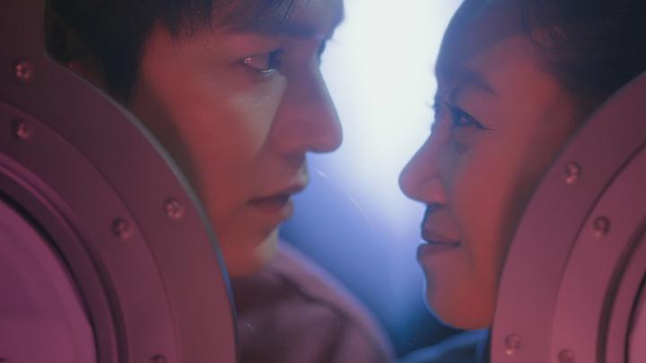 A romantic comedy about an astronaut and a tourist who meet and fall in love at a space station. Lee Min-ho and Kong Hyo-jin star in When the Stars Gossip. Premiering January 4!