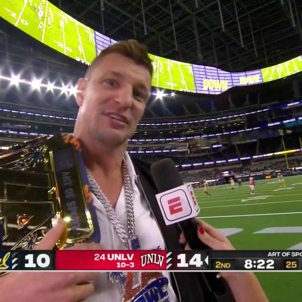 "He's going to do an awesome job coaching those young bucks at UNC." Rob Gronkowski on Bill Belichick 🐏