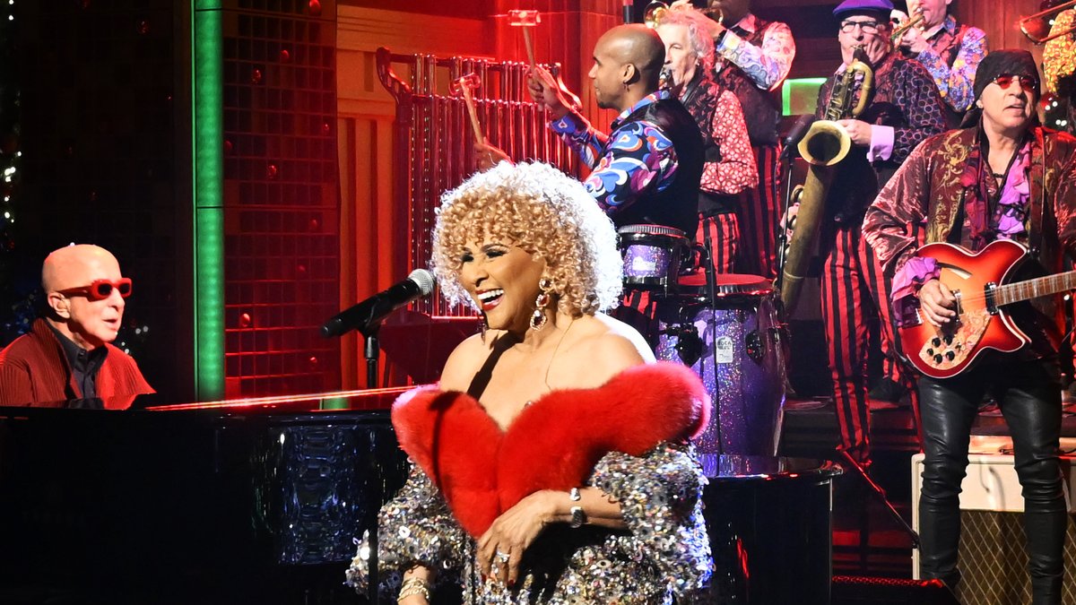Darlene Love ft. 🇺🇸🇮🇱🇺🇦🕉Stevie Van Zandt☮️💙 &amp; The Disciples Of Soul and Paul Shaffer perform "Christmas (Baby Please Come Home)"! Watch the full performance ⬇️ #FallonTonight