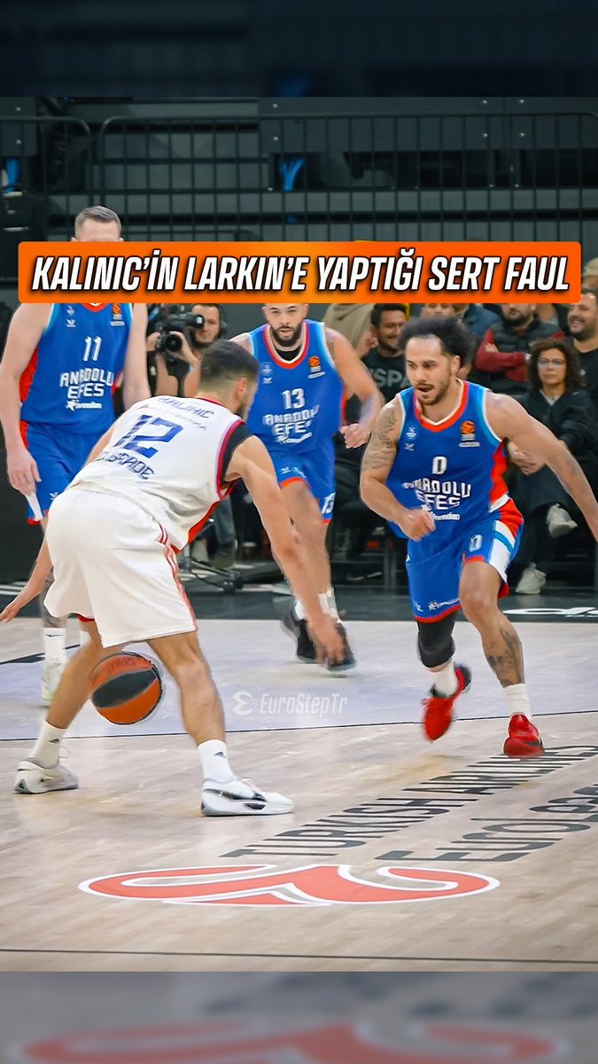 Kalinic'in pasını çalan Larkin, pozisyonun devamında Kalinic'e bacak arası atıyor ve Kalinic çok sert bir faul ile Larkin'i düşürüyor. 👀 İlk tepki Oturu'dan.