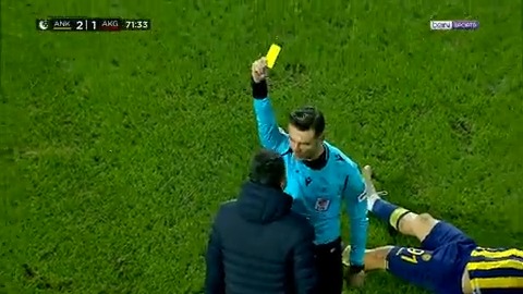 Eyüpspor vs Fenerbahçe maçını yönetecek olan Emre Kargın, sakatlanan oyuncuya müdahale etmek isteyen sağlık görevlisine sarı kart göstermişti.