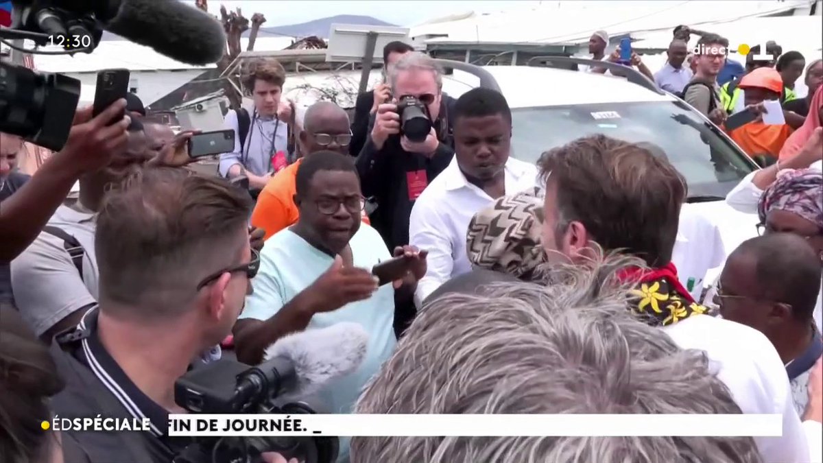 🔴 "Aidez le personnel de l'hôpital. (...) S'il vous plaît. Aujourd'hui, on est tous psychologiquement mal" : une femme travaillant au Centre hospitalier de Mayotte (CHM) interpelle Emmanuel Macron lors de sa visite de l'archipel, dévasté par le cyclone Chido