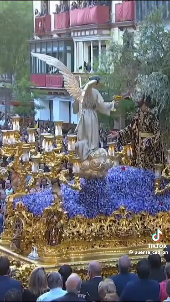 Hola me llamo Montesion Soy de barrio , soy de capa y soy alegría . Vengo a romper relaciones con el jueves, y sus cofradías perfectas Chao