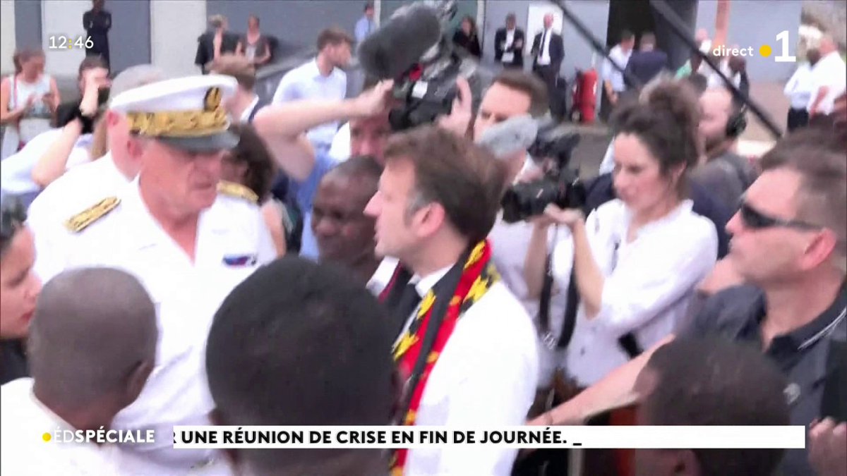 #Chido Emmanuel Macron à Mayotte, interpellé par la députée, Estelle Youssouffa