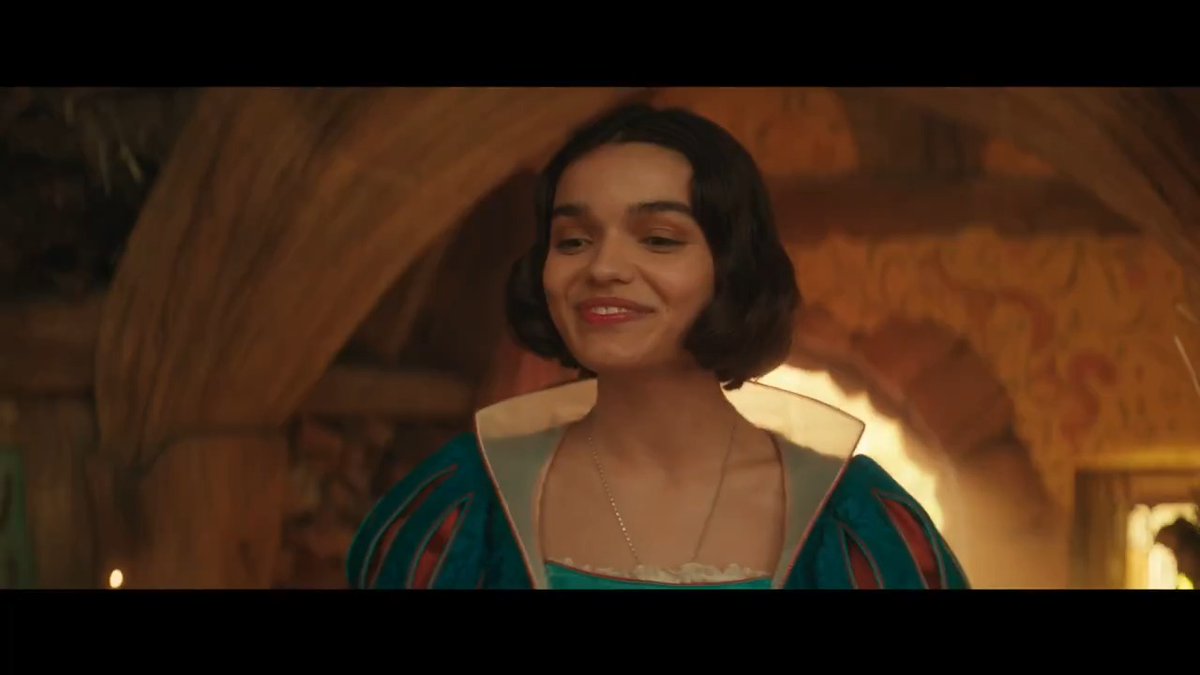 FINALMENTE OS REFRESCOS 🚨🚨🍎 ACORDEM A Disney Tailândia acaba de divulgar o segundo trailer oficial de 'Branca de Neve' com VÁRIAS cenas inéditas! Meu Deus tá tudo muito lindoo, filme do ano ☝🏼 Estreia dia 20 de março nos cinemas.