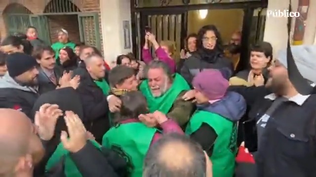 🔴DIRECTO | Reciben a Mariano tras la noticia de que su desahucio ha sido paralizado hasta después de las fiestas: "Mariano no estás solo, estamos contigo"