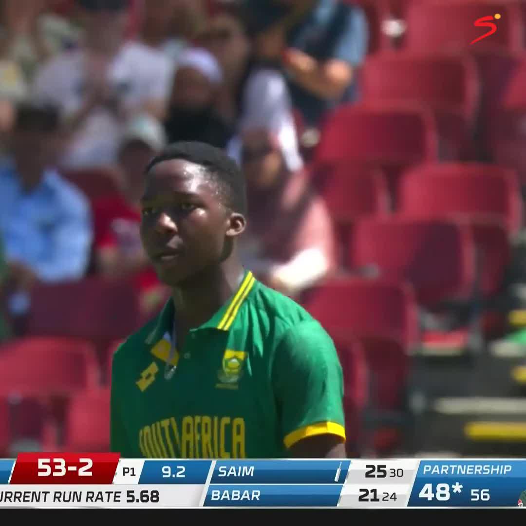 𝐕𝐮𝐥𝐚 𝐢𝐚𝐜𝐜𝐨𝐮𝐧𝐭 𝐲𝐚𝐤𝐡𝐞 🤩🏏 Kwena Maphka gets a MASSIVE wicket on his ODI debut 🇿🇦🔥 📺 Stream #SAvPAK on DStv: