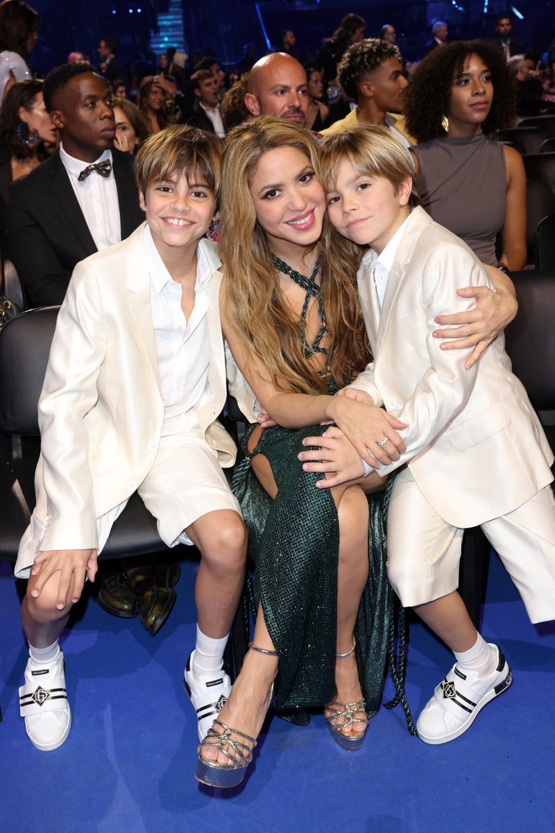 🌟 Sasha, el hijo mayor de nuestra @Shakira es todo un emprendedor. ¡Ha lanzado una marca de joyería llamada "Bad Boyz"💎 Recientemente, pudimos verle vendiendo en un mercadillo de Miami. Por supuesto, Shaki estuvo ahí para apoyarlo como una mamá orgullosa 🩵