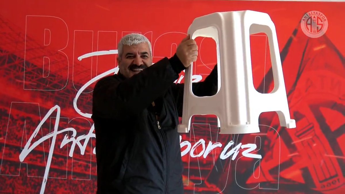 😅 Antalyasporlu Van de Streek, Kayserispor maçında attığı şutla taburesini kırdığı güvenlik görevlisi Hünkaş Ergin'e yeni bir tabure hediye etti.
