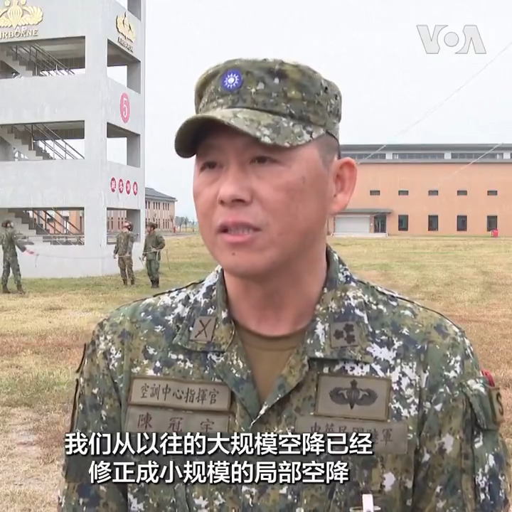 台湾伞兵19日在南部城市屏东进行训练，包括使用虚拟实境模拟器练习在特定地点着陆。台湾陆军空训中心指挥官陈冠宇上校说，在守势作战的概念下保留空降能力仍然很重要 。 更多：